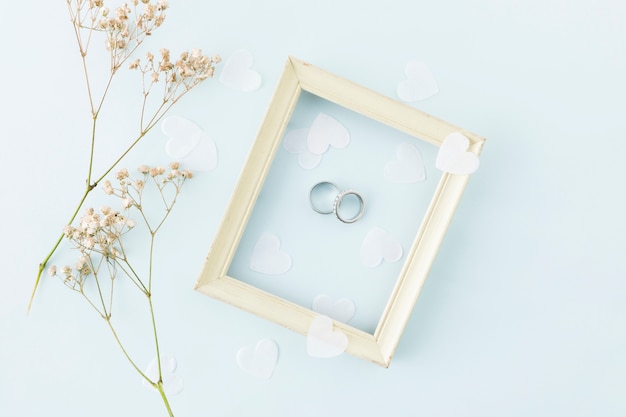 Free photo wedding rings with ornaments