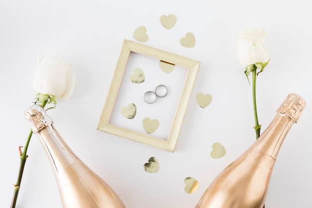 Free photo wedding rings with ornaments