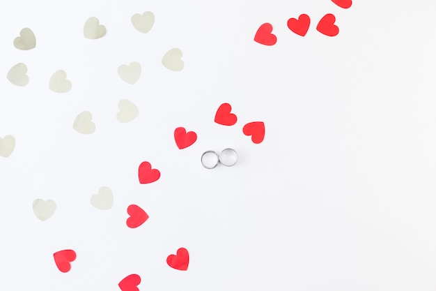 Free photo wedding rings with ornaments