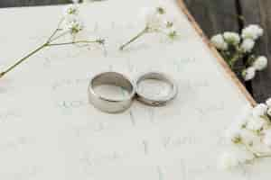 Free photo wedding rings with ornaments