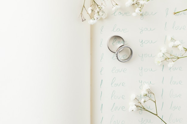 Free Photo wedding rings with ornaments