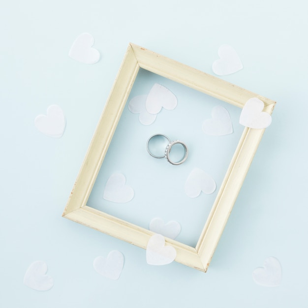 Free photo wedding rings with ornaments