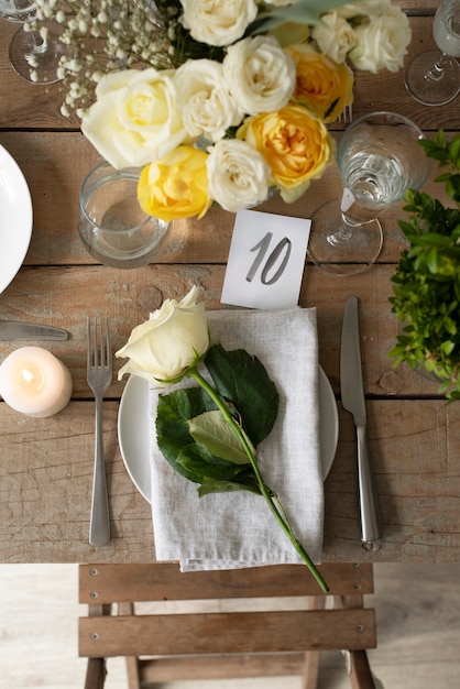 Free photo wedding table arrangement with flowers top view