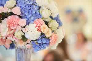 Free photo wedding table service. bouquet of pink, white and blue hydrangeas stands on the dinner table