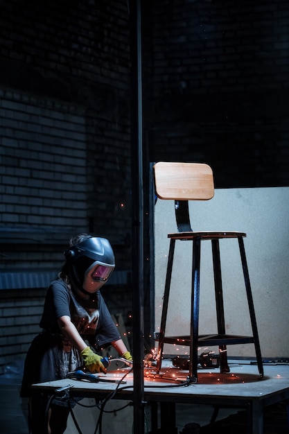 Free photo welder woman working in the workshop