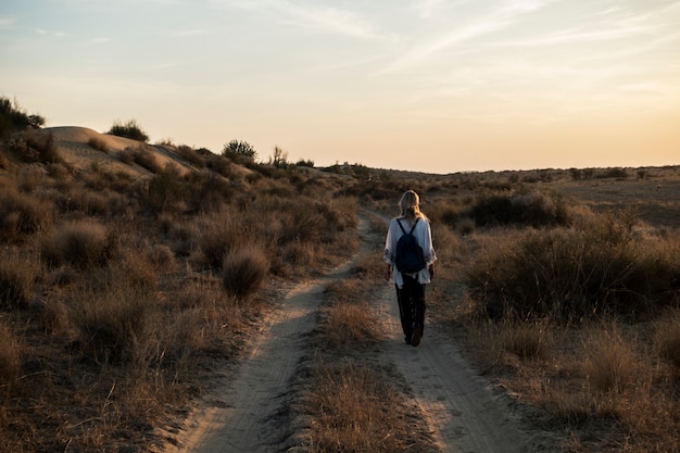 Free Photo western woman exploring thar desert in rajasthan india