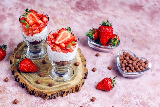 Free photo whipped cream and strawberry trifle with honey and cereals