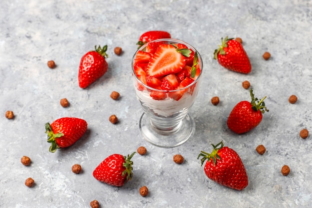 Free photo whipped cream and strawberry trifle with honey and cereals.