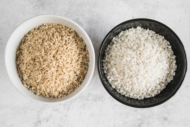 Free photo white and black bowls with grains