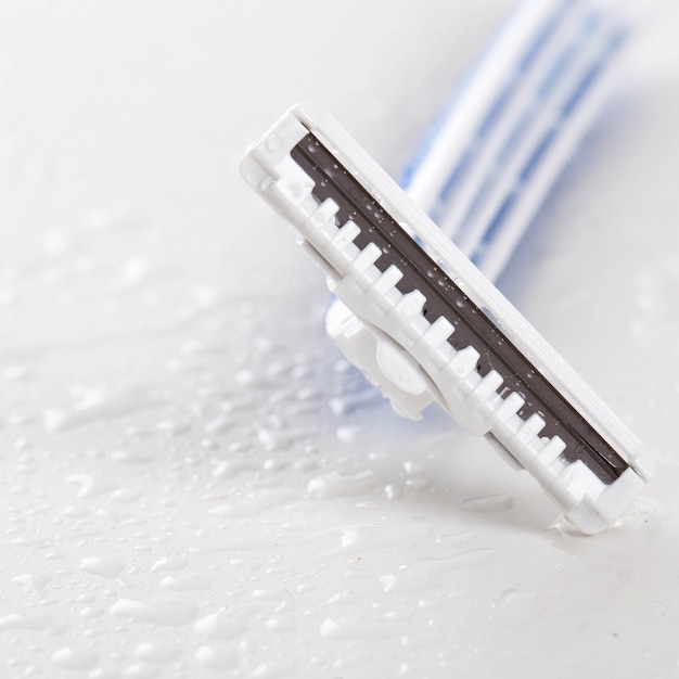 Free photo white and blue razor