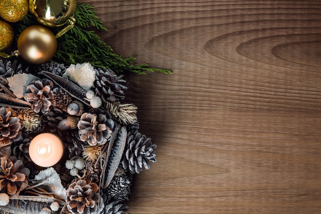 Free Photo white candle lit with pine cone ornaments seen from above