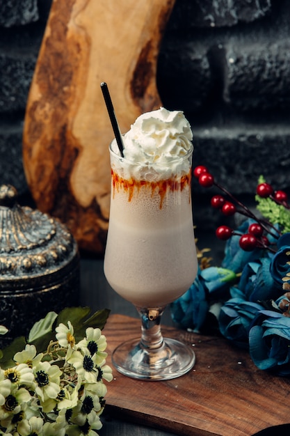 Free photo white chocolate mocha in glass with whipped cream and straw