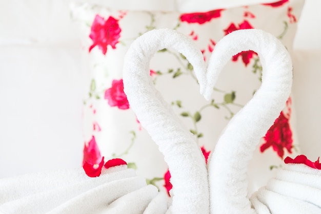 Free photo white decorative towels