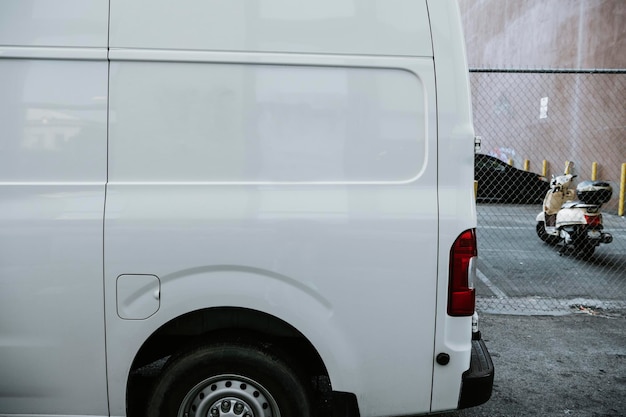 Free photo white delivery truck parking in an alley