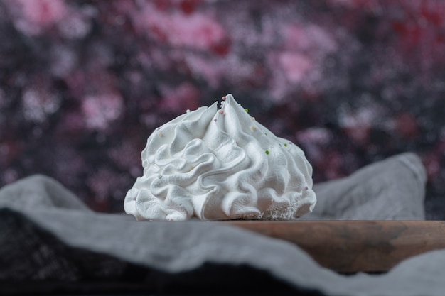 Free photo white floral meringue cookies on the table.