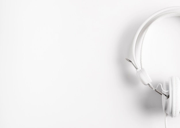 Free photo white headphones with copy space