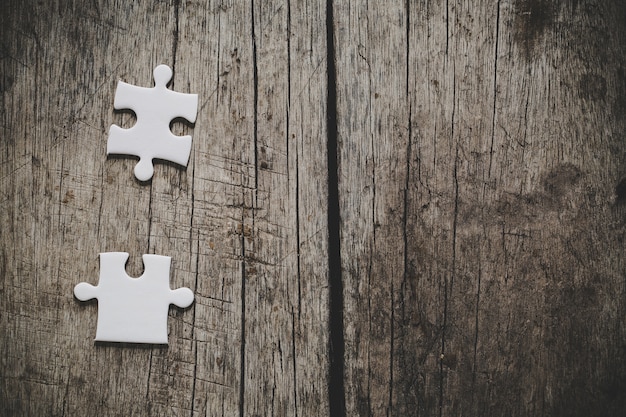 Free Photo white jigsaw puzzle on a wooden table