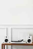 Free photo white minimal vinyl record player with speakers