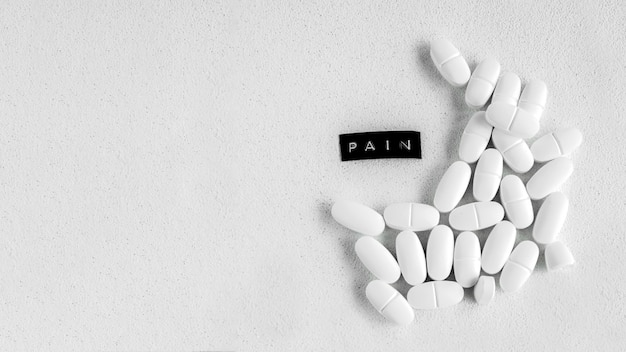 Free Photo white pills with pain text