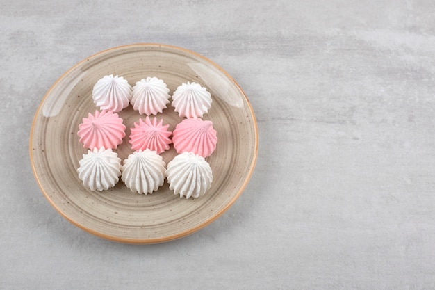 Free photo white and pink sweet bizet food placed on a plate .