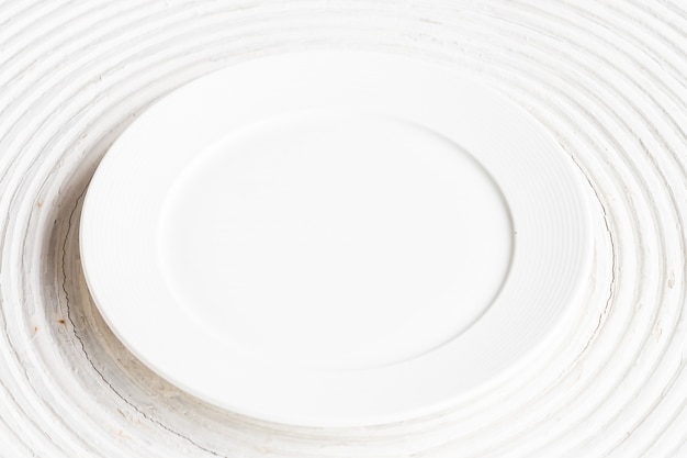 Free photo white plate on white wood background