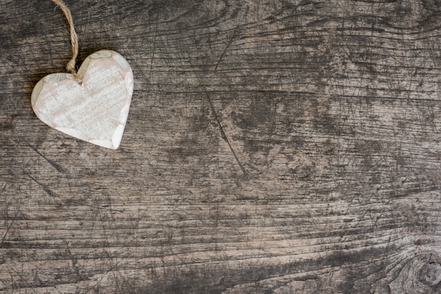 Free photo white wooden heart on rustic table