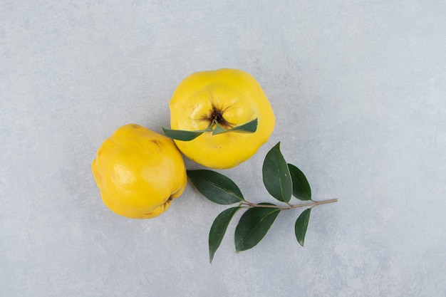 Free photo whole ripe quinces on stone table.