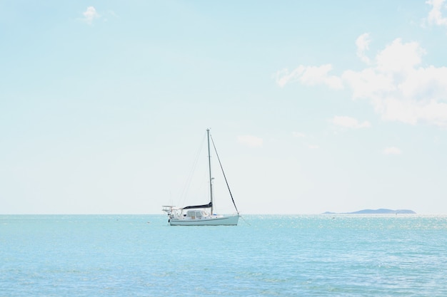 Free photo wide angle shot of a boat on top of an ocean under a clear sunny sky