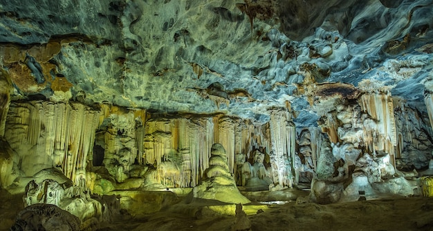 Free photo wide angle shot of the inside of the cango caves in boplaas, south africa