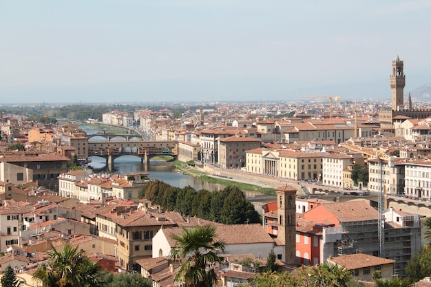 Free photo wide shot of florence italy with a clear blue sky