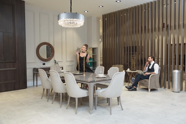 Free photo wideangle photo of young charming couple in the living room