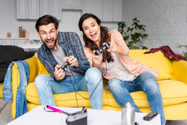 Free photo wife and husband playing video games