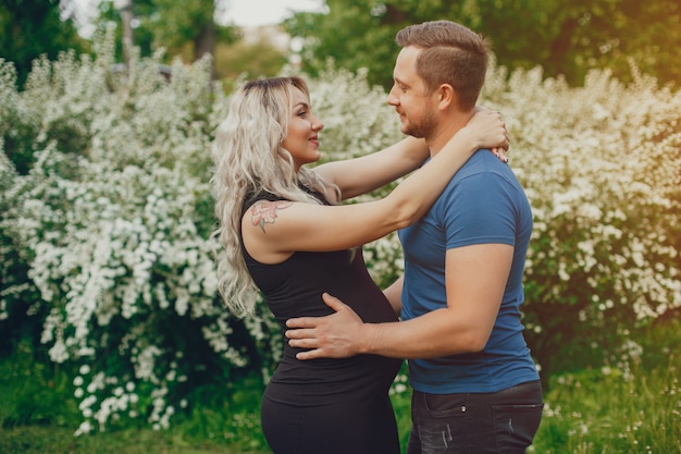 Free photo wife with her husband in a summer park