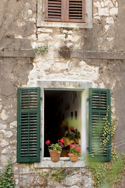 Free photo window on old building in montenegro