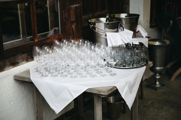 Free photo wineglasses stand on a table before a restaurant