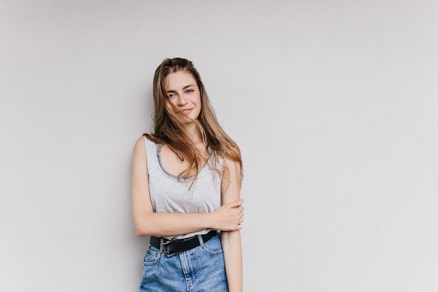 Free photo winsome caucasian girl in casual attire posing. gorgeous long-haired young woman with lightly-tanned skin isolated.