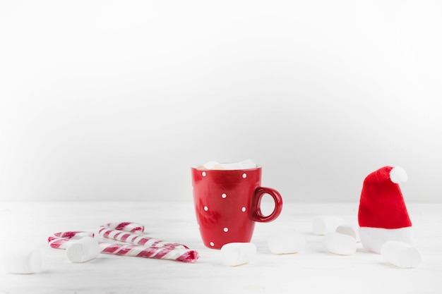 Free photo winter composition of warm drink and marshmallow