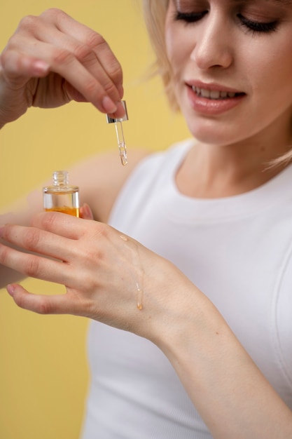 Free photo woman applying serum