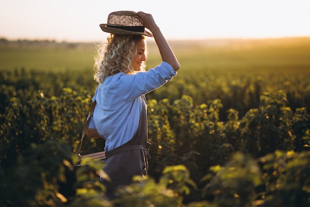 Free photo woman artist painting with oil paints in a field