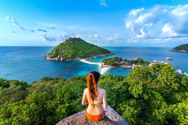 Free photo woman in bikini sitting at the viewpoint of nang yuan island, thailand