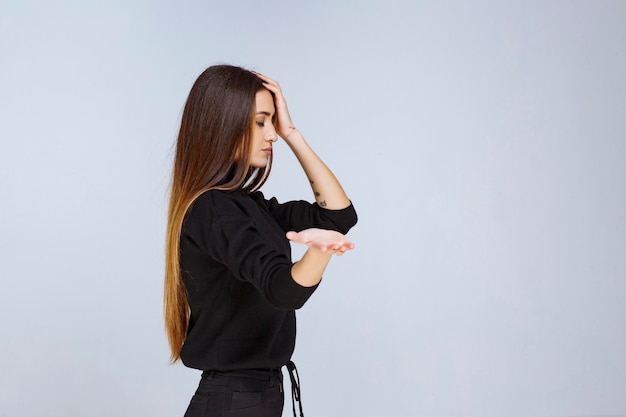 Free photo woman in black shirt giving neutral and flirtatious poses.