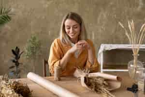 Free photo woman building her own dried flowers arrangement