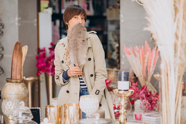 Free photo woman buying stuff in a decoration store