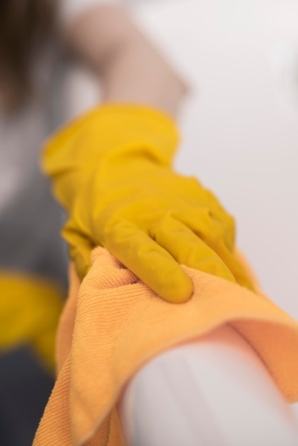 Free photo woman cleaning surface with cloth