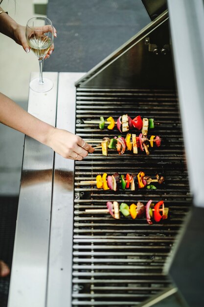 Free photo woman cooking vegan barbecue on a charcoal grill