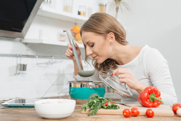 Free photo woman cooking