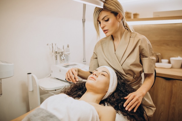 Free photo woman at cosmetologist making beauty procedures