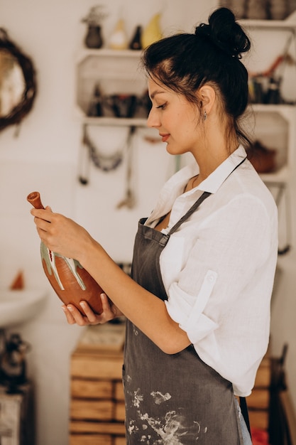 Free Photo woman craftmaster at a pottery shop