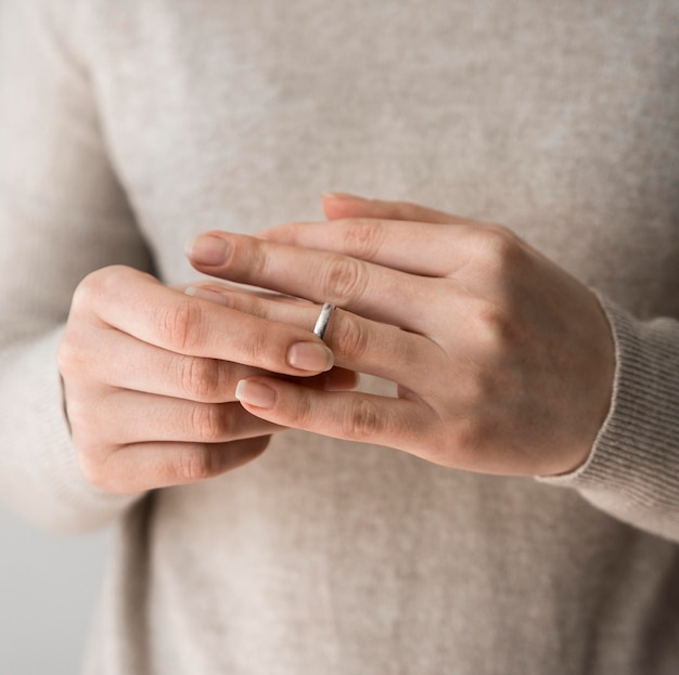 Woman decided to take off marriage ring