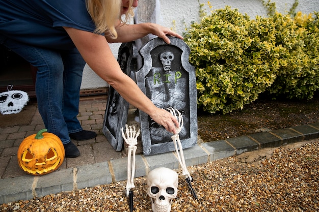 Free photo woman decorating her home for halloween